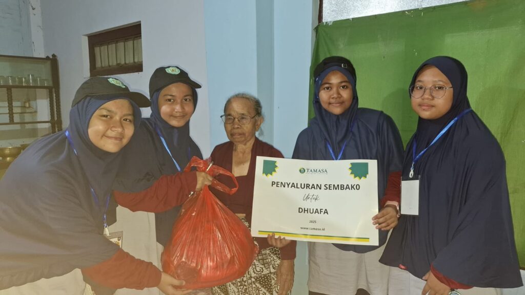 Yayasan Tamasa dan Siswa SMPIT Insan Kamil Sidoarjo Salurkan Fidyah Berupa Sembako untuk Dhuafa di Desa Kemiren, Banyuwangi